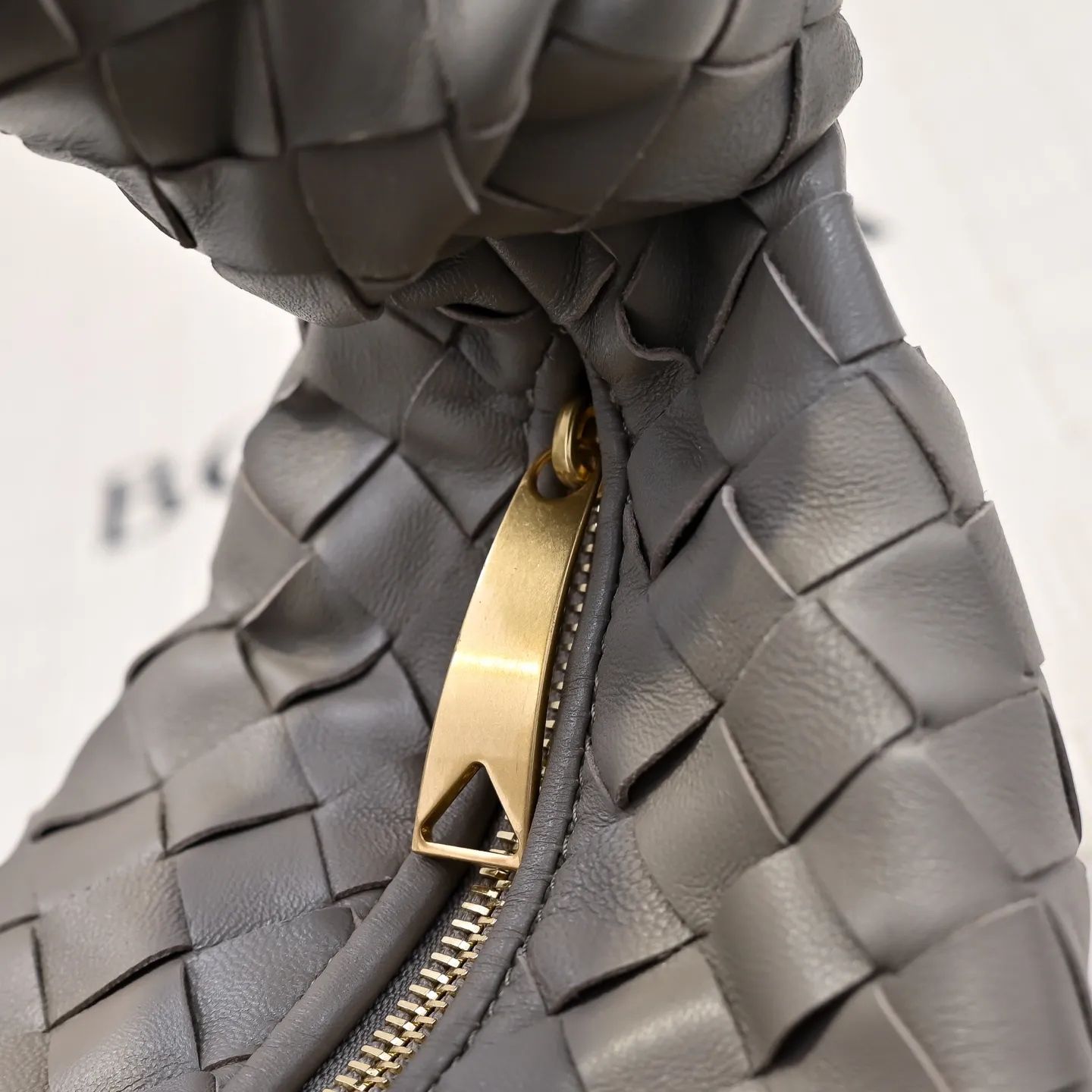 Batch 1120 BV Bottega Veneta's new early spring women's MINI JODIE handbag BV bag 🔥The new method is based on the original rounded corners, knotted with classic woven leather round hobo bag, The most iconic triangular pull-out design, using sheepskin draped soft shape, is super suitable for concave shapes~ Jodie feels really gentle to people, and is definitely the best item for daily matching. It has the same weave, new elements and twists, is compact and versatile, and is the new favorite of street style Internet celebrities! Size: 23x28x8 Model: 6699-1